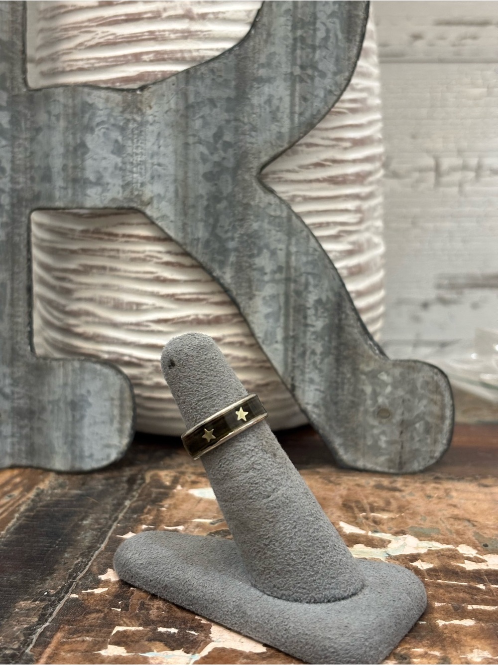 Mixed Metals Artisan Brass Stars on Black/Brown Resin Ring